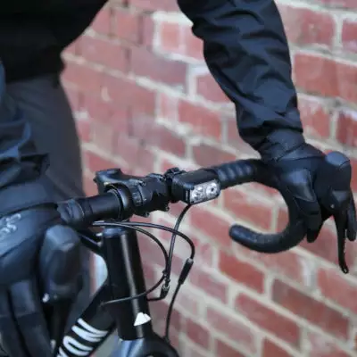 Feu Vélo Avant Sur Guidon Blinder Road 400 Knog 7 Feu Vélo Avant Sur Guidon Blinder Road 400 Knog – Image 5